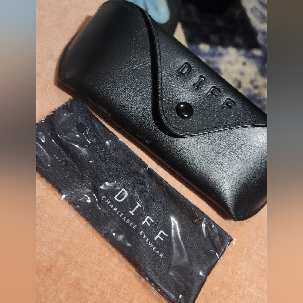 Nwot Black Diff Polarized Sunglasses - image 4